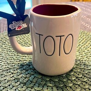 NWT Rae Dunn TOTO mug. Wizard of Oz Film series. 16 oz capacity. Microwave safe